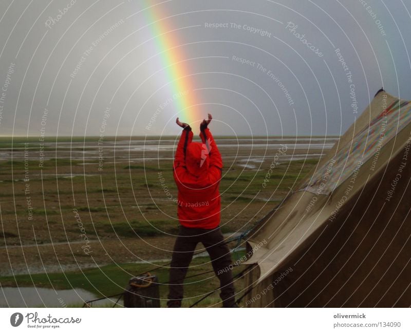 Regenbogenfänger wandern Bergsteiger Eindruck mehrfarbig grün Wiese Stimmung Indien Ladakh Wolken schlechtes Wetter Bergsteigen Landschaft Natur Ferne