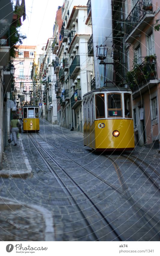 Bergauf Lissabon Straßenbahn gelb Gleise Verkehr