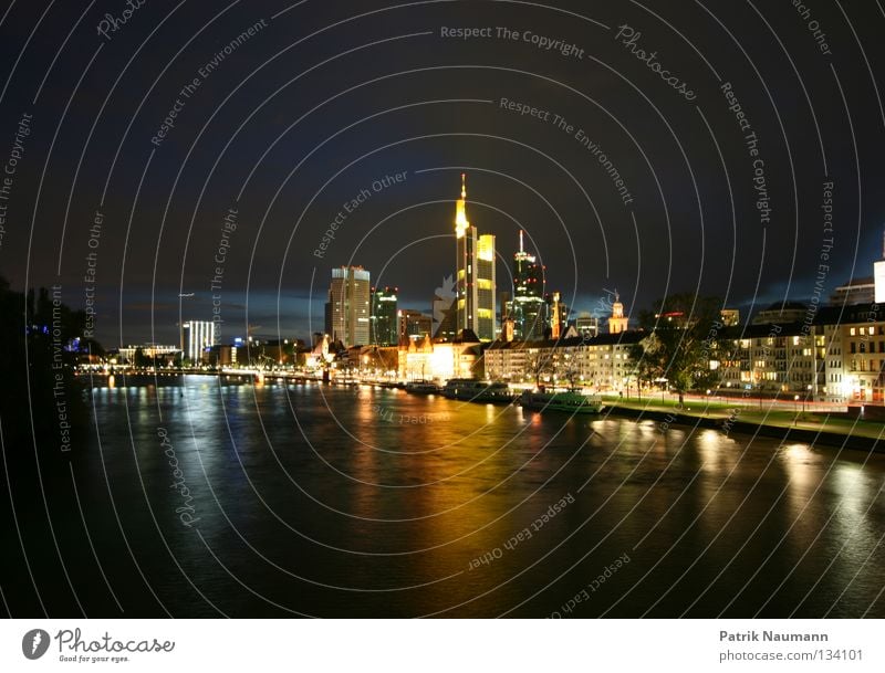 Skyline bei Nacht I Hochhaus Börse Frankfurt am Main Sonnenuntergang Sonnenaufgang Licht Langzeitbelichtung Stadt Börsenstadt Mainhattan Wasser Küste Blue Hour