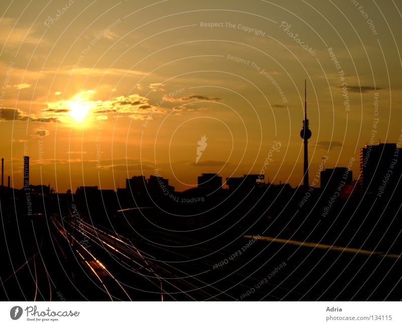 Berlin lässt grüßen Alexanderplatz Dämmerung Abend Gleise S-Bahn Sonnenuntergang Wolken Romantik Sehnsucht Außenaufnahme Berliner Fernsehturm Abenddämmerung