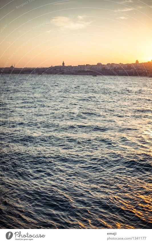 Istanbul Umwelt Natur Himmel Sommer Schönes Wetter Wellen Küste Meer Stadt Hauptstadt Skyline natürlich blau Farbfoto Außenaufnahme Menschenleer Dämmerung