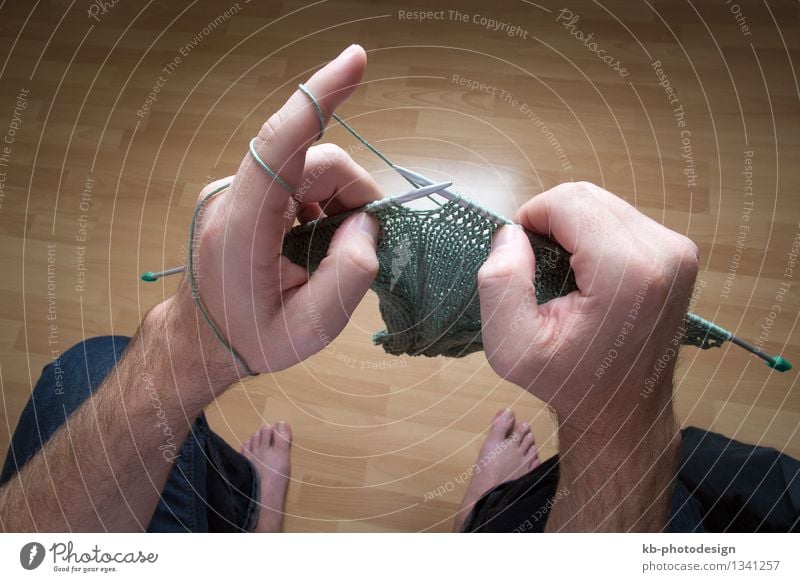 Closeup of a man knitting a green scarf at home Freizeit & Hobby Winter Mann Erwachsene Hand 1 Mensch Wärme machen wool ball thread do it yourself DIY handmade