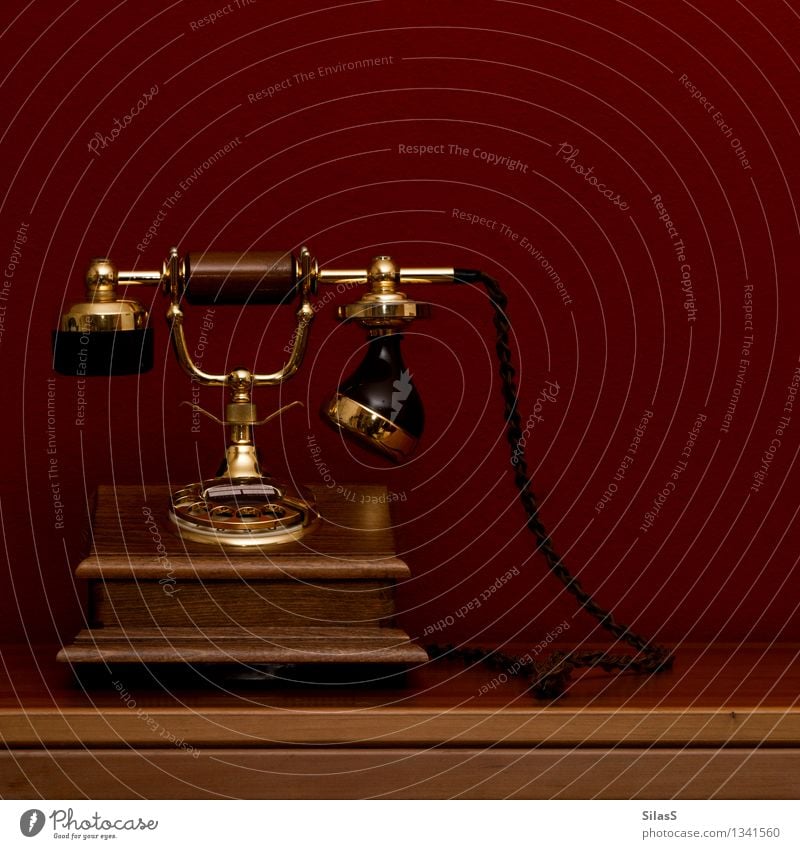 Telefon Lifestyle Tisch Raum Medien alt retro braun gold rot schwarz Farbfoto Innenaufnahme Menschenleer Textfreiraum rechts Textfreiraum oben Tag