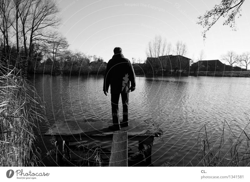 zuhause am meer Mensch Mann Erwachsene Leben 1 Umwelt Natur Landschaft Wasser Wolkenloser Himmel Herbst Winter Schönes Wetter See Steg stehen kalt ruhig Idylle