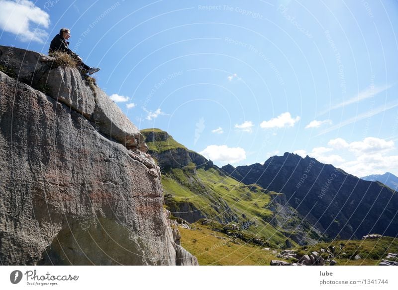 Top Rank Junge Frau Jugendliche 1 Mensch Umwelt Natur Landschaft Himmel Sommer Klima Wetter Schönes Wetter Felsen Alpen Berge u. Gebirge Gipfel beobachten Glück