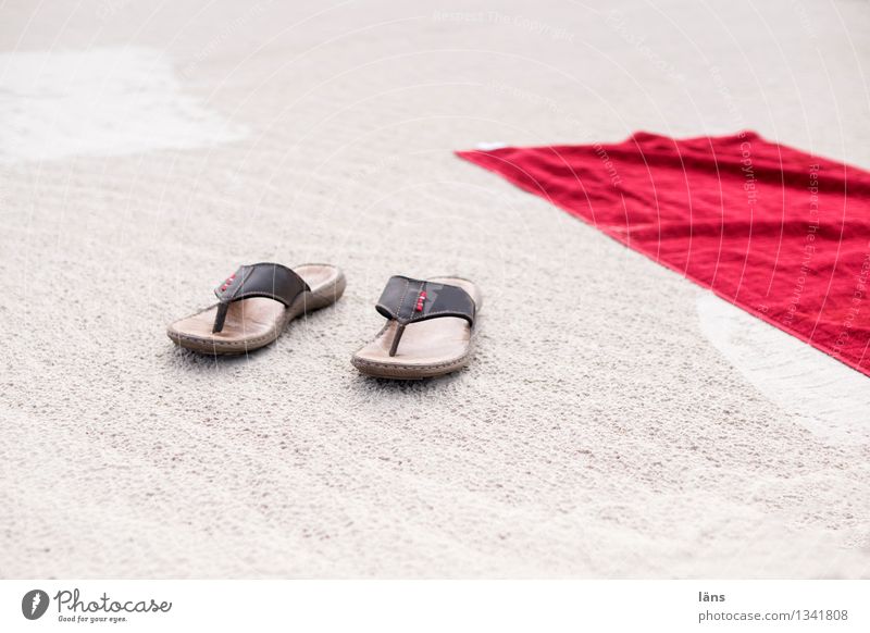 einfach sein Strand Sand Ostsee Urlaub Ferien Sommer Handtuch Flipflops