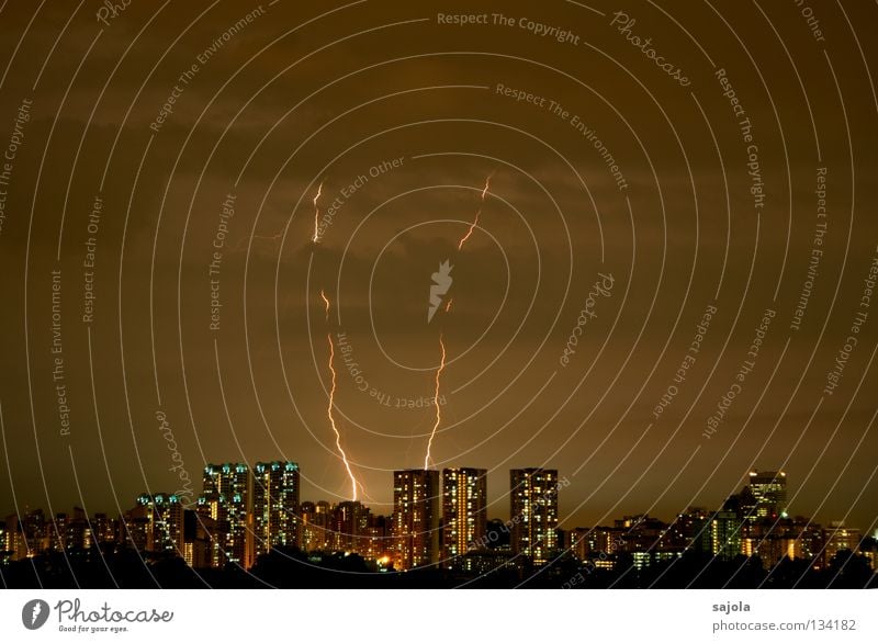 doppelblitz Himmel Wolken Horizont Gewitter Blitze Stadt Stadtzentrum Skyline Hochhaus Fenster bedrohlich dunkel nass grau Stimmung Singapore Monsun Regenwolken