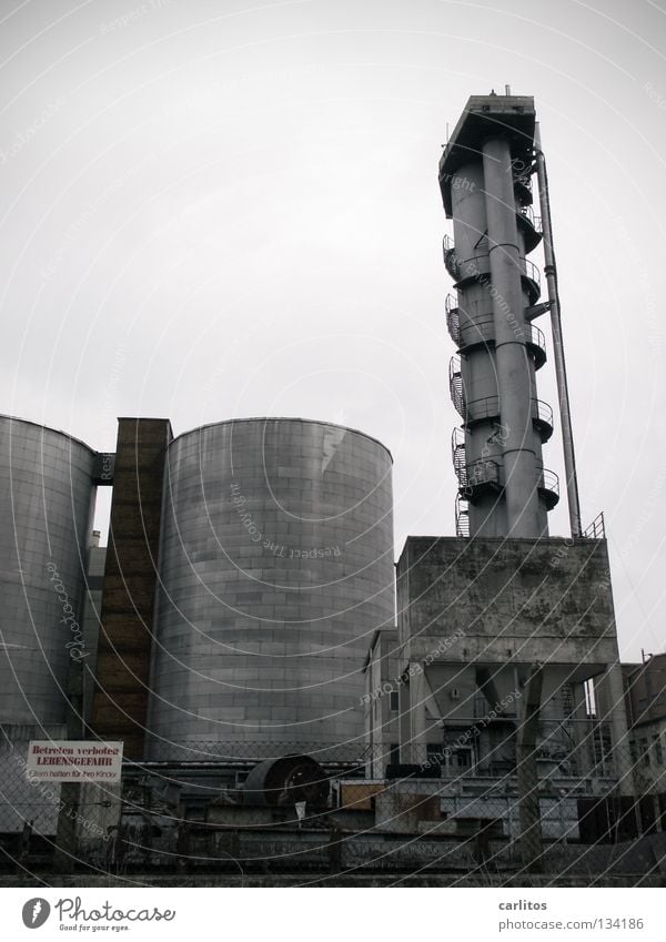 Keine Landidylle Versuch ködern Lebensgefahr Zaun Maschendrahtzaun Stacheldraht Warnleuchte Schiebetor Silo Schrott Sanieren Demontage Insolvenz Subvention