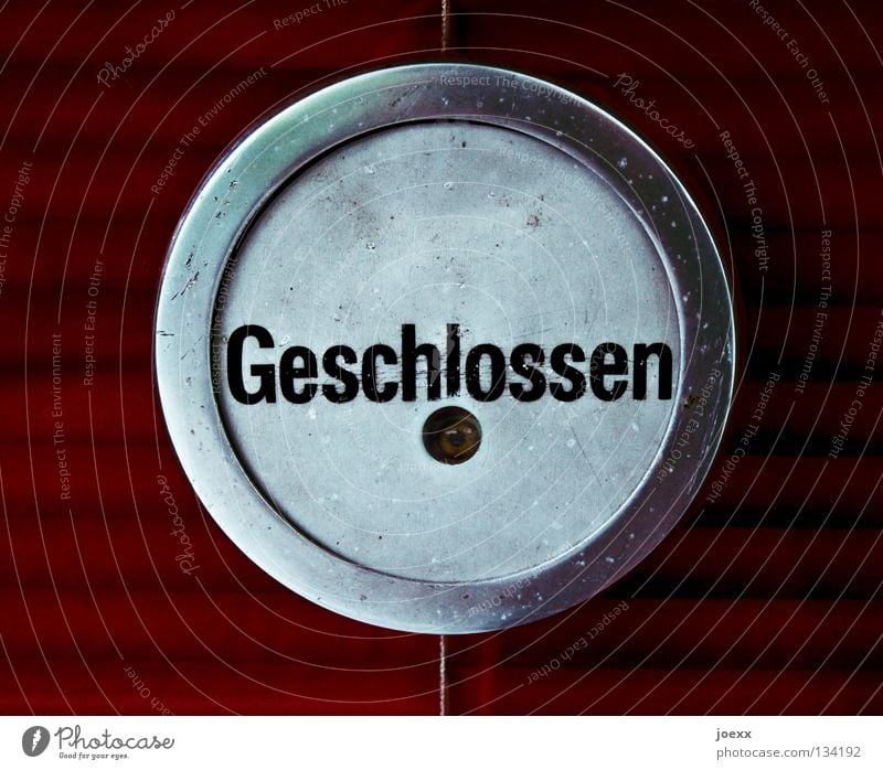 Geschlossen Feierabend Fenster Glas Metall Schriftzeichen beobachten Blick rund grau rot schwarz geheimnisvoll Krise skurril geschlossen Jalousie Kasse