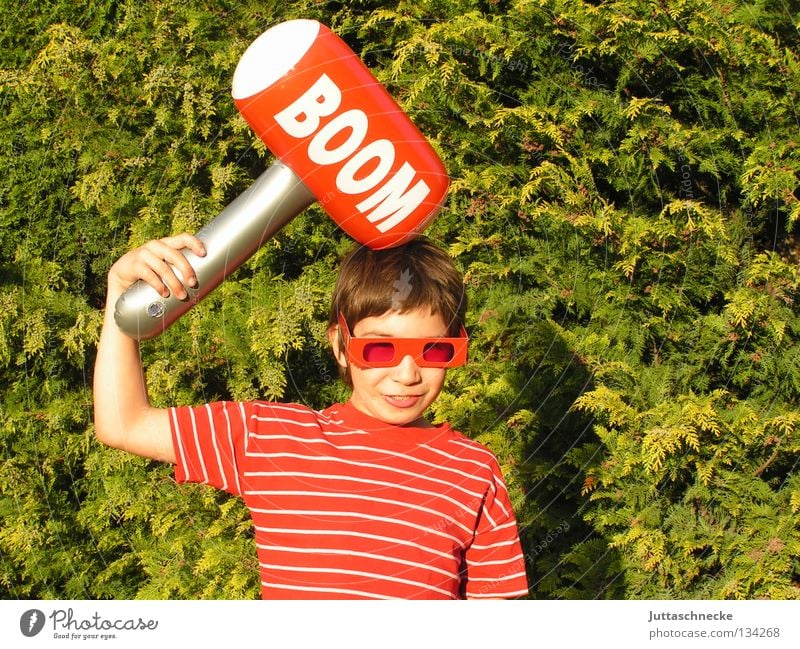 Noch immer bekloppt :-)) Junge dumm Kind Gummihammer aufblasbar rot grün ungefährlich Spielzeug blasen Spielen Zickzack Brille Sonnenbrille Achtziger Jahre