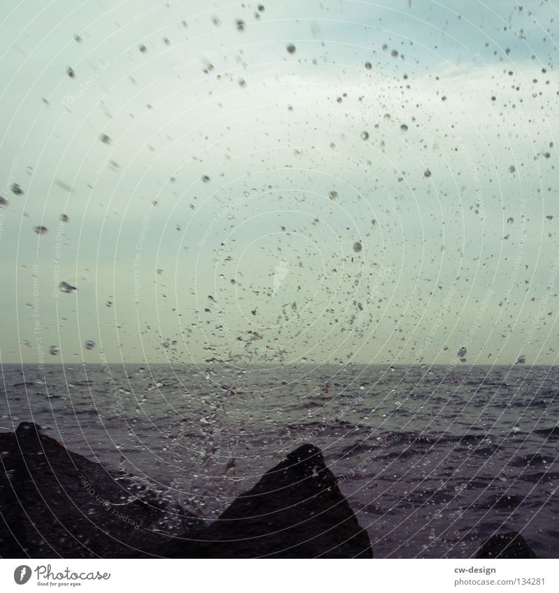 DER FELS IN DER BRANDUNG Meer See spritzen Wasserspritzer nass kalt Gischt Wellen feucht Glätte Brandung Küste Sommer Strand Wassertropfen Regen wet Vorsicht