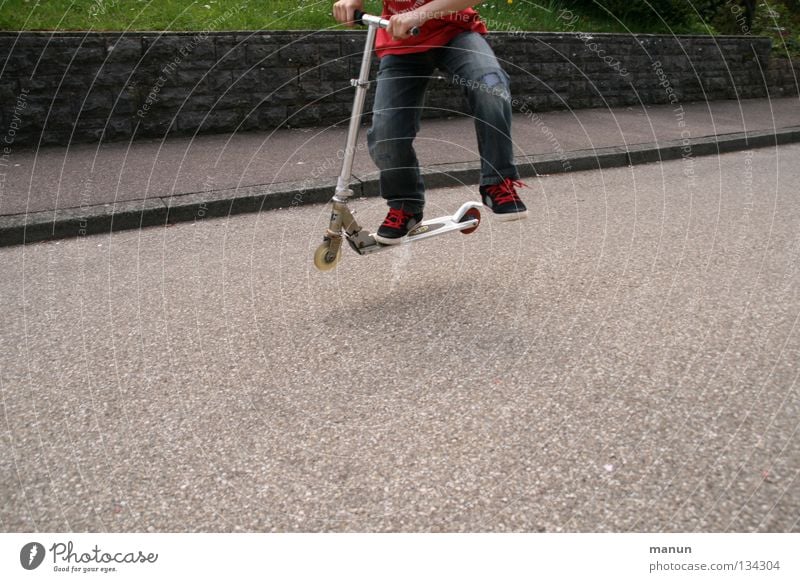 Rollerhupf Farbfoto Außenaufnahme Detailaufnahme Textfreiraum unten Hintergrund neutral Tag Schatten Starke Tiefenschärfe Zentralperspektive Totale Freude