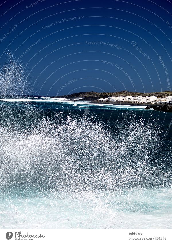 Heute schon geduscht? Atlantik Küste Wellen Gischt Sturm Strand Brandung Ebbe Meer nass Lanzarote El Golfo Fischer Kraft Wasser spritzen Flut hoch spritzen