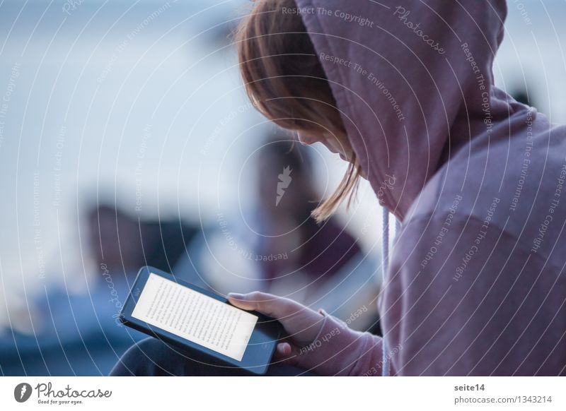 Young woman reading an ebook on her e-book reader schön Freizeit & Hobby lesen Ferien & Urlaub & Reisen Strand feminin Junge Frau Jugendliche Erwachsene 1