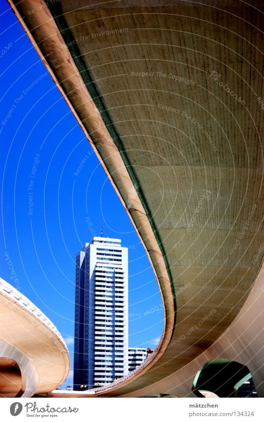 valencia, zufahrt zur "ciudad de las ciencias" Haus Hochhaus Futurismus krumm Composing Geometrie Valencia Autobahn Froschperspektive Beton Stadt Himmel Brücke