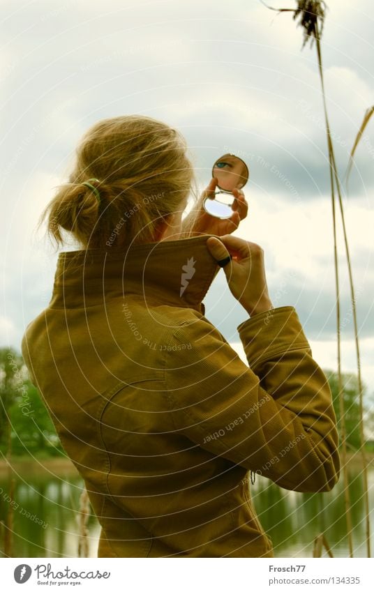 Spieglein, Spieglein... Spiegel Frau See feminin Wolken schlechtes Wetter Jacke Schilfrohr Kragen Binsen Binnensee gelb grau Reflexion & Spiegelung Blick ruhig