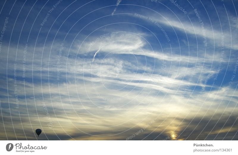 Loneliness Ballone Sonnenuntergang weiß Schleier hoch steigen gleiten fahren Schweben ruhig Fernweh Aussicht Horizont Dämmerung Sauerland Mut Korb Stoff Physik