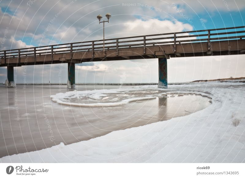 Seebrücke an der Ostseeküste Strand Winter Natur Landschaft Wasser Wolken Wetter Eis Frost Schnee Küste Meer Stein kalt Ferien & Urlaub & Reisen Tourismus