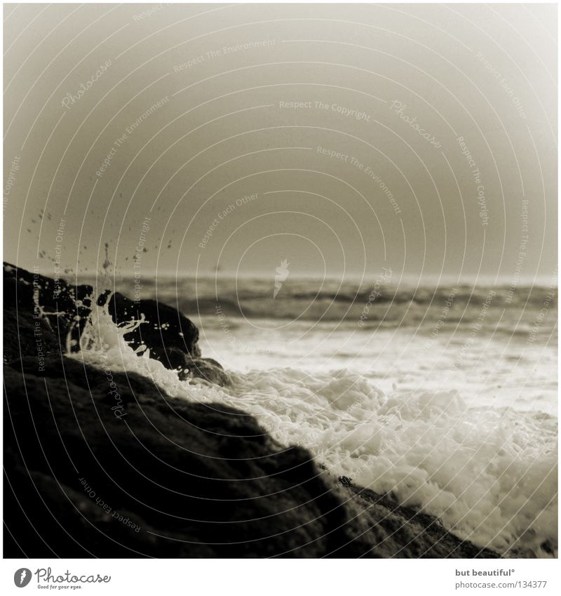 wellenbrecherin° poetisch Spanien Sommer Meer grau Einsamkeit ruhig Zeit Küste Strand Brandung Schwarzweißfoto Finesterre Jakobsweg Traurigkeit