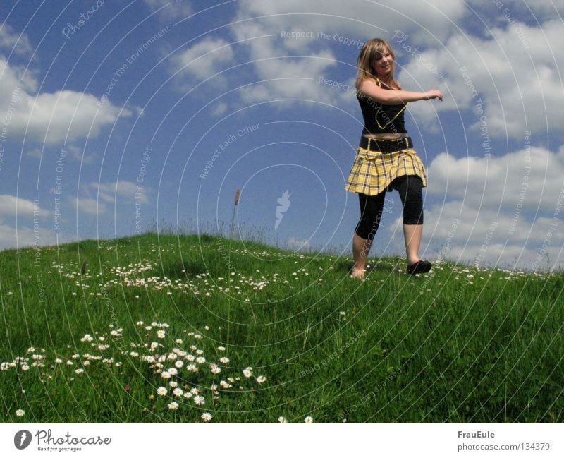 Riese im Tubbieland Sonnenstrahlen genießen Wiese Wolken weiß grün Blume Gänseblümchen Löwenzahn Hügel Sommer Jahreszeiten Perle Perlenkette Minirock Top gelb