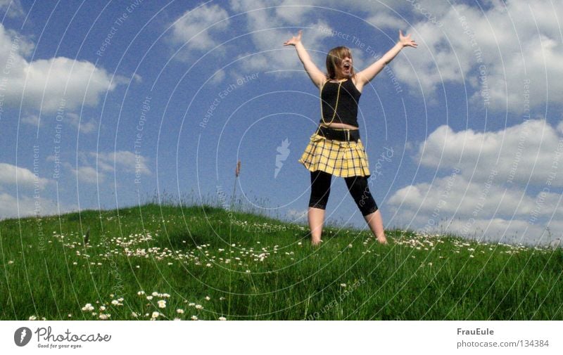 Freiheit Sonnenstrahlen genießen Wiese Wolken weiß grün Blume Gänseblümchen Löwenzahn Hügel Sommer Jahreszeiten Perle Perlenkette Minirock Top gelb Himmel