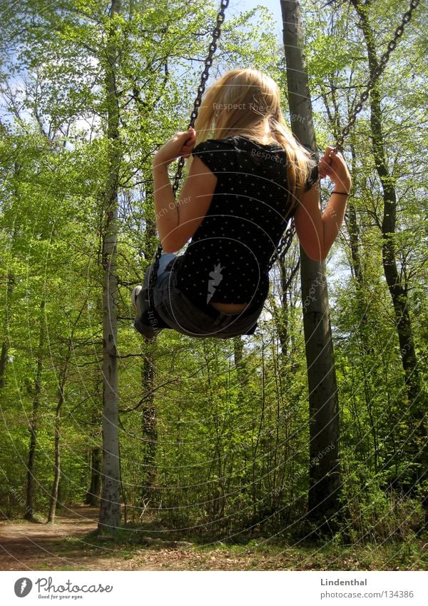 Himmelsschaukel II Schaukel Frau Ferne Schwung Spielplatz Sommer Frühling Freude hoch Seil Kette Außenaufnahme