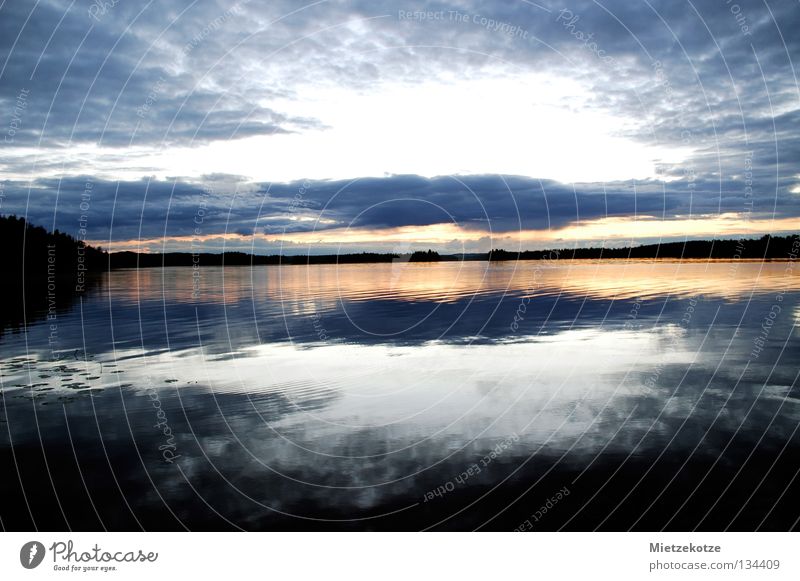 Der Himmel bricht auf Sonnenuntergang Ferien & Urlaub & Reisen Finnland See Reflexion & Spiegelung Sommer Wellen Seerosenblatt Wolken Sehnsucht Fernweh Farbe