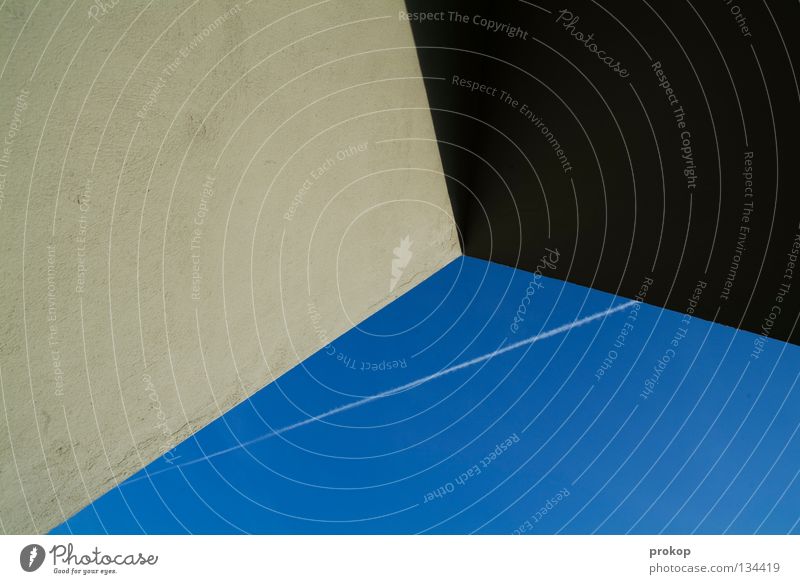 Kratzer am Eck Wolken Kondensstreifen Flugzeug graphisch Geometrie Strukturen & Formen Luftverkehr Himmel Vertrauen Schatten Linie