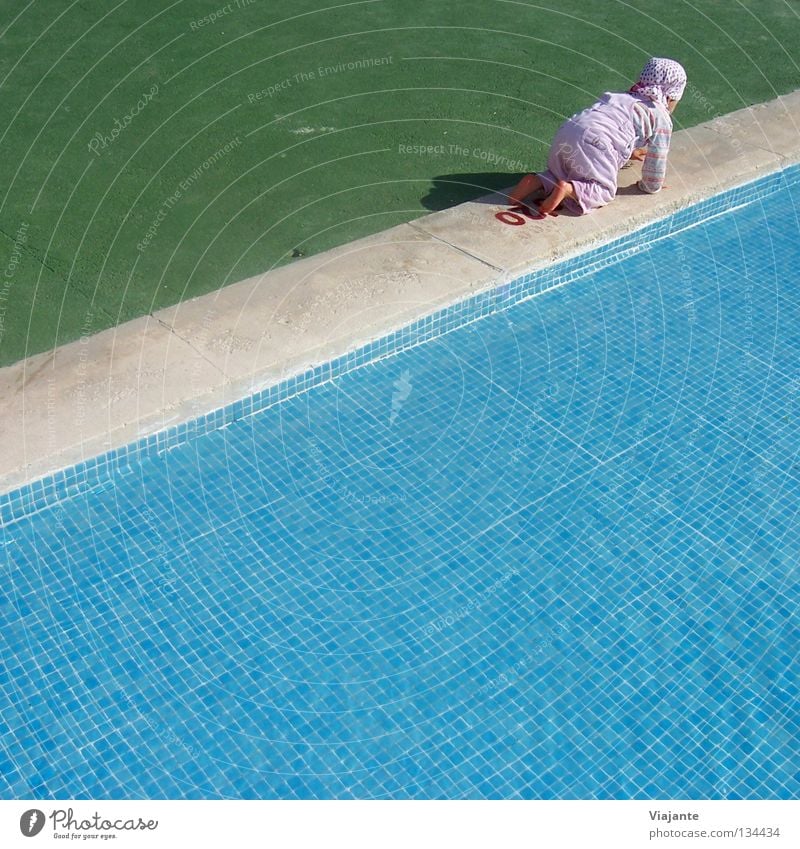 Ich bin dann mal weg ... Kind Mädchen krabbeln flüchten kühlen Sommer türkis grün Kontrolle kalt heiß toben Planschbecken Schwimmbad Bad Schwimmhilfe Chlor