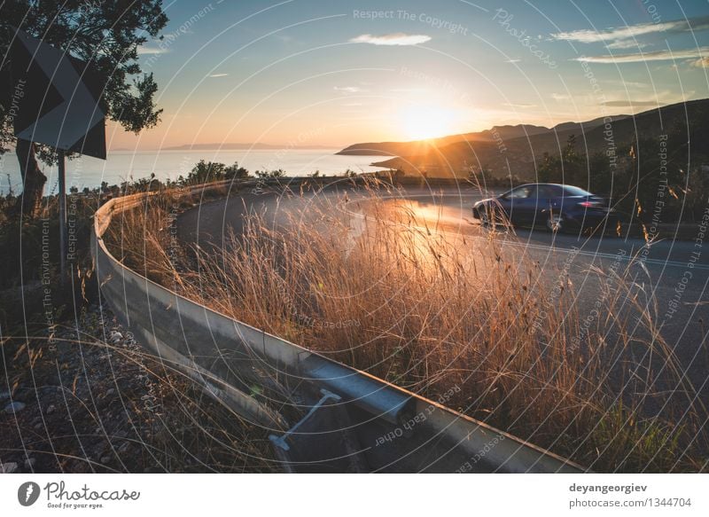 Mediterrane Straße am Sonnenuntergang. Ferien & Urlaub & Reisen Berge u. Gebirge Umwelt Natur Landschaft Erde Himmel Herbst Baum Gras Wald Felsen Schlucht Dorf