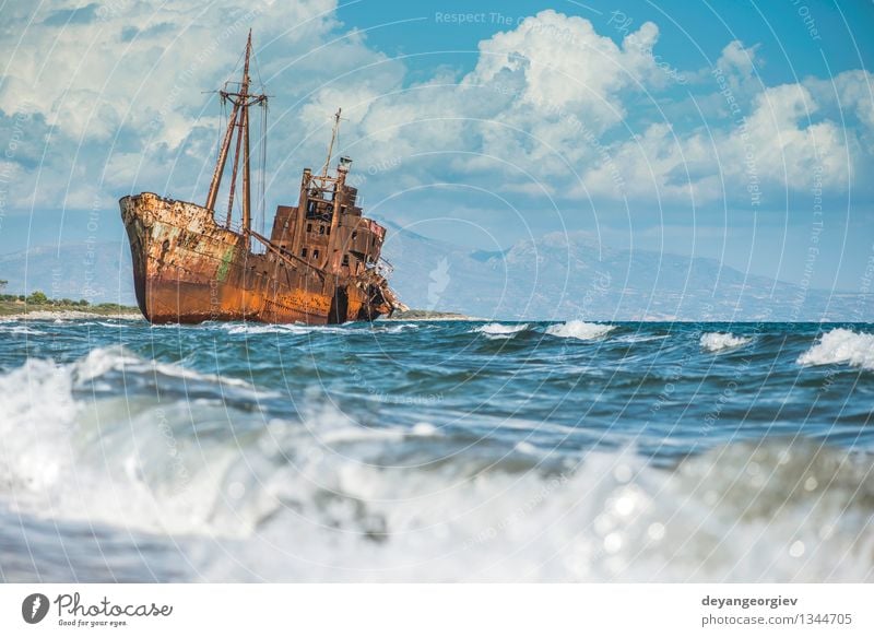 Altes rustikales großes Schiff Strand Meer Segeln Ruhestand Küste Verkehr Wasserfahrzeug Metall Rost alt historisch Tod Zerstörung Schiffbruch Rust Verlassen