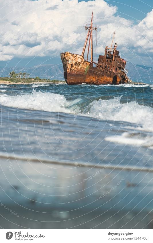 Altes rustikales großes Schiff Strand Meer Segeln Ruhestand Küste Verkehr Wasserfahrzeug Metall Rost alt historisch Tod Zerstörung Schiffbruch Rust Verlassen