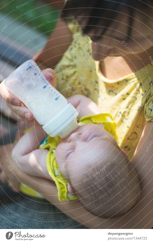 Baby saugt an einer Flasche. Essen trinken Glück Gesicht Mädchen Mutter Erwachsene Kunststoff füttern klein weiß melken Lebensmittel Kind Pflege neugeboren