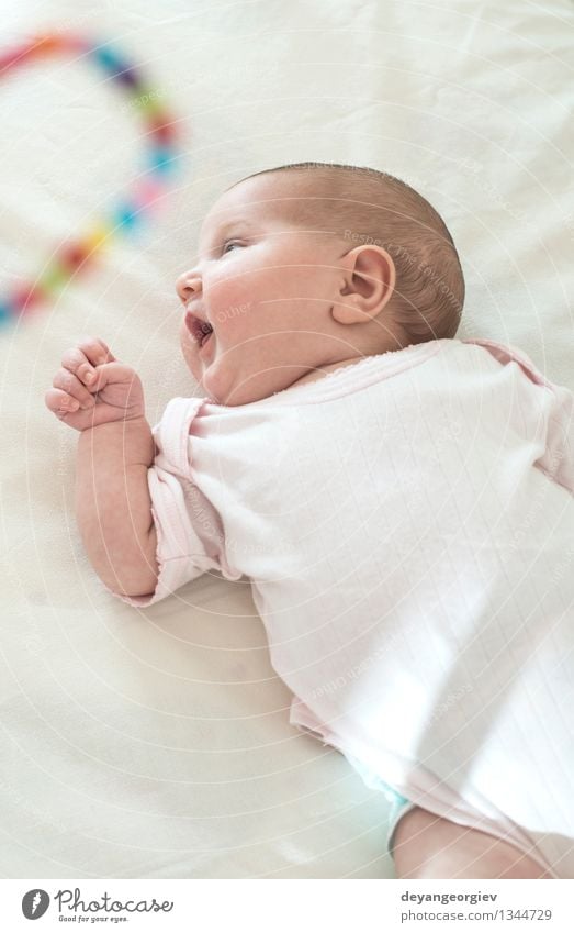 Baby in einem Babybett. Weiße Kleidung. Glück Gesicht Leben Kind Mädchen Lächeln schlafen klein weich weiß Bett neugeboren lügen reizvoll Kaukasier heimwärts