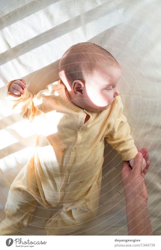 Baby in einem Babybett. Weiße Kleidung. Glück Gesicht Leben Kind Mädchen Lächeln schlafen klein weich weiß Bett neugeboren lügen reizvoll Kaukasier heimwärts