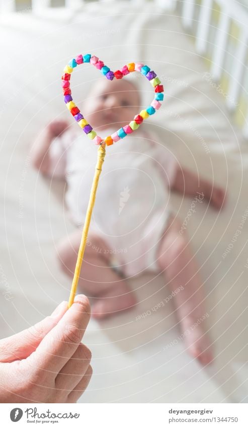 Baby in einem Bett im Rahmen der Herzform. Unscharfes Baby Glück Leben Kind Mädchen Kindheit Hand Liebe schlafen klein neu niedlich weich weiß Farbe