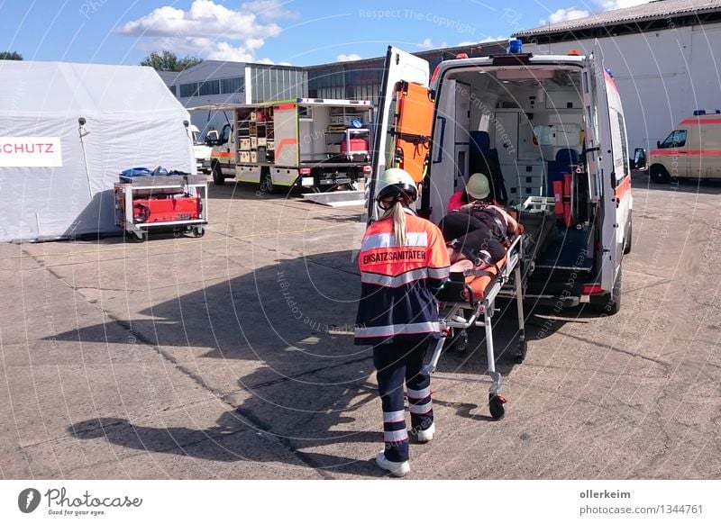 Rettungseinsatz, Rettungswagen, Sanitäter, Patient, Notfall Gesundheit Bewegung Textfreiraum oben Tag Totale Blick nach vorn Gesundheitswesen Behandlung