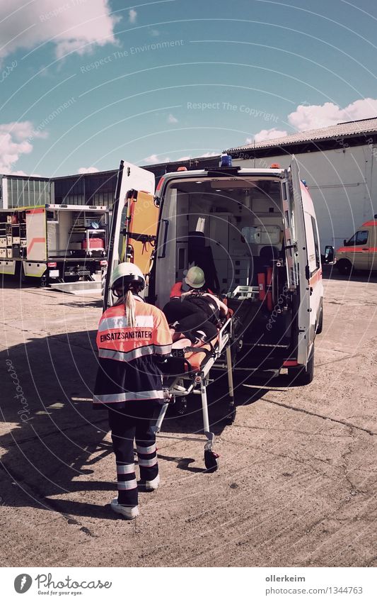 Rettungseinsatz, Rettungswagen, Sanitäter, Patient, Notfall Gesundheit Gesundheitswesen Behandlung Krankenpflege Krankheit Berufsausbildung Azubi Praktikum Arzt