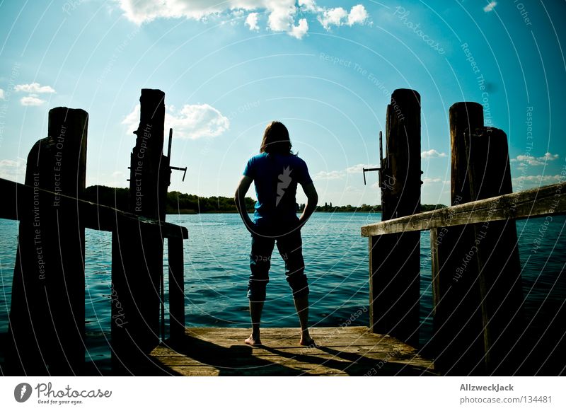 Luftsprünge (Intro) See Steg Mann maskulin dunkel Gegenlicht Wolken Schönes Wetter Sommer heiß Schwimmen & Baden atmen Konzentration Wasser Silhouette Himmel