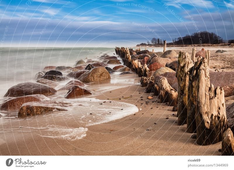 Ostseeküste Ferien & Urlaub & Reisen Strand Meer Wellen Natur Landschaft Wasser Wolken Sturm Felsen Küste Stein alt blau ruhig Tourismus Buhne Himmel