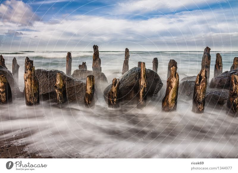 Ostseeküste Ferien & Urlaub & Reisen Strand Meer Wellen Natur Landschaft Wasser Wolken Sturm Felsen Küste Stein alt blau Tourismus Buhne Himmel