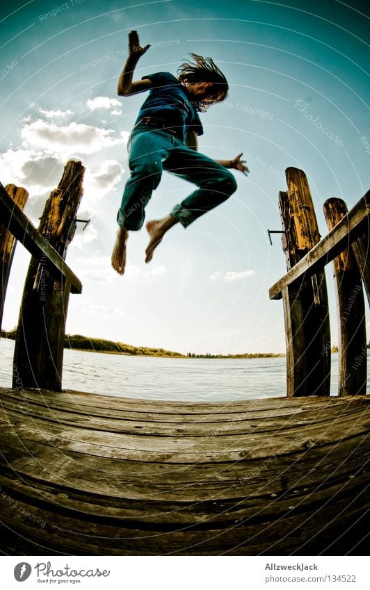 Jumping Jack Flash (2) See Steg Mann maskulin dunkel Gegenlicht Wolken Schönes Wetter Sommer heiß Schwimmen & Baden springen hüpfen Fischauge Beginn aufsteigen