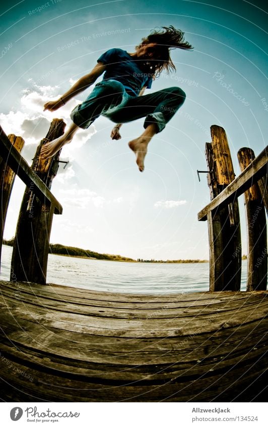 Jumping Jack Flash (4) See Steg Mann maskulin dunkel Gegenlicht Wolken Schönes Wetter Sommer heiß Schwimmen & Baden springen hüpfen Fischauge Beginn aufsteigen