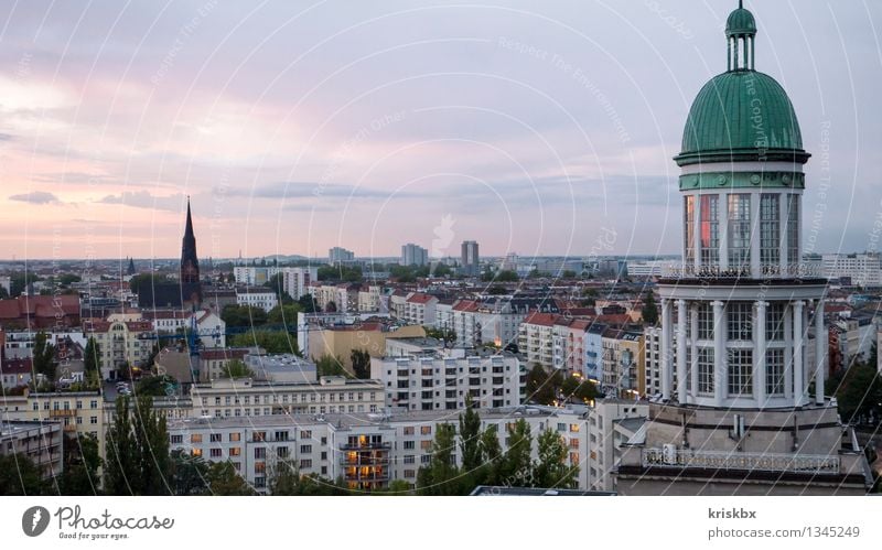 friedrichshain nord Stadt Hauptstadt Stadtzentrum Altstadt Skyline Menschenleer Haus Hochhaus Turm Tor Bauwerk Gebäude Architektur Mauer Wand Fassade Balkon