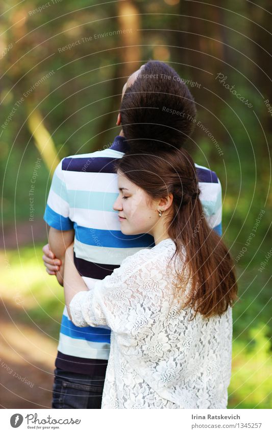 Liebe Mensch Frau Erwachsene Mann Familie & Verwandtschaft Paar Partner 2 18-30 Jahre Jugendliche Natur Schönes Wetter Wald T-Shirt genießen Fröhlichkeit