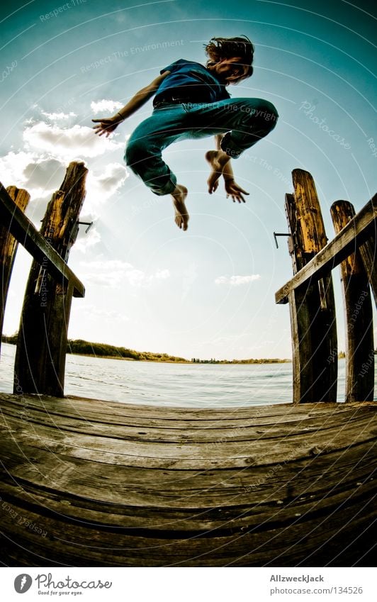 Jumping Jack Flash (6) See Steg Mann maskulin dunkel Gegenlicht Wolken Schönes Wetter Sommer heiß Schwimmen & Baden springen hüpfen Fischauge Beginn aufsteigen