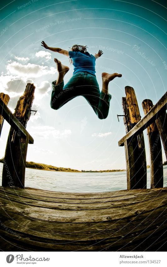 Jumping Jack Flash (7) See Steg Mann maskulin dunkel Gegenlicht Wolken Schönes Wetter Sommer heiß Schwimmen & Baden springen hüpfen Fischauge Beginn aufsteigen