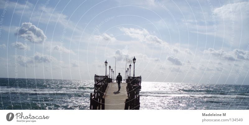 Weg zum Horizont Mann Wolken Meer Spanien Sommer Himmel Wasser Brücke blau Sonne