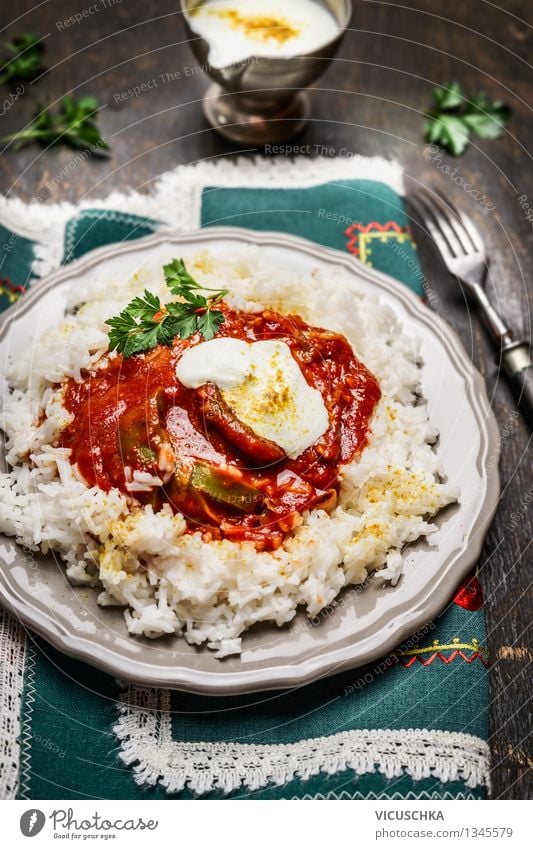 Reis mit Fleisch, Gemüse, Tomatensoße und Joghurtsauce Getreide Ernährung Mittagessen Abendessen Teller Gabel Gesunde Ernährung Tisch Restaurant Design Stil