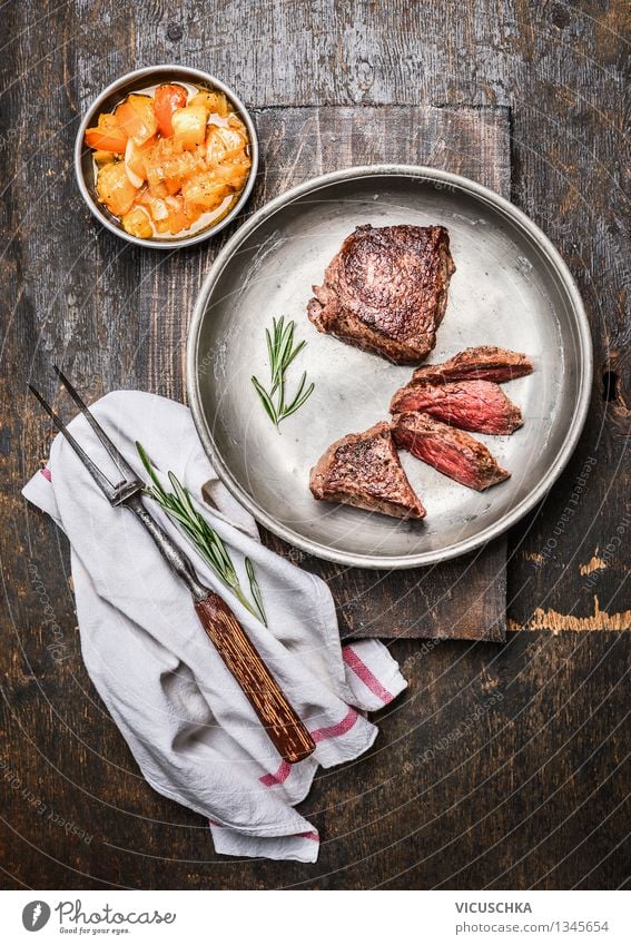 Hüftsteak , medium gebraten mit Salsa soße Lebensmittel Fleisch Gemüse Kräuter & Gewürze Ernährung Mittagessen Festessen Bioprodukte Diät Slowfood Stil Design